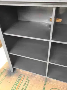 چگونه می توان یک کتابخانه چوبی مصنوعی را با رنگ اسپری گچ نوسازی کرد