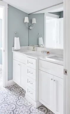 دیوارهای حمام خاکستری آبی با دستشویی سفید دوتایی - انتقالی - حمام