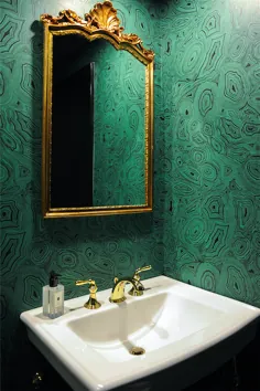 اتاق پودر سبز زمرد با آینه تزئینی طلایی - معاصر - حمام