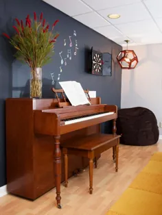 اتاق بازی زیرزمین با دیوار تخته و پیانو