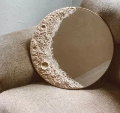 این آینه زیبا قمری ساخته شده است تا مانند یک هلال ماه به نظر برسد