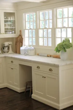طراحی آشپزخانه سفید "کلاسیک" ما |  پیشخوانهای مرمر ، جزیره چوب ، کششها و فانوس های برنجی - جنی استفنس هابیک