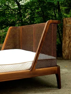 تخت دو نفره تختخواب ، ساخته شده از چوب جامد ، سر تخته سنگ خیزران ، سر تخته ای با حصیر.  انواع مختلف چوب و اندازه های خاص