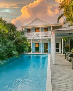 Dale Earnhardt Jr لیست Ultimate Key West Mansion را لیست می کند