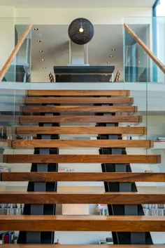 پله های شناور چوبی و شیشه ای لوکس مدرن در خانه سفارشی