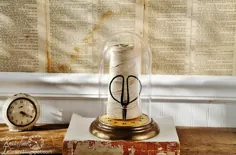 کلوش شیشه ای پرنعمت در پایه ای با رنگ برنجی با صورت ساعت |  اتسی