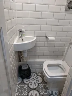 زیر دستشویی توالت