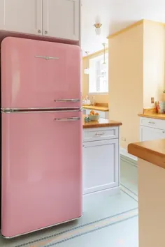 یخچال و فریزر صورتی رنگ در طبقه کاشی کاری کاغذ سبز - پرنعمت - آشپزخانه