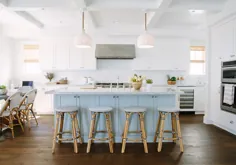 الهام بخش آشپزخانه سفید با جزیره آبی روشن
