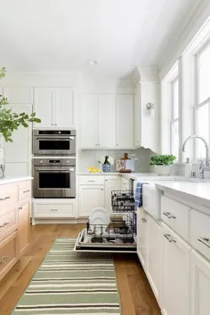 آشپزخانه سفید با جزیره قهوه ای روشن - کلبه - آشپزخانه