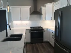 آشپزخانه سفید با لوازم تخته سنگ