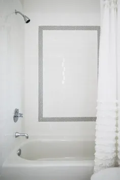 در حمام را با پرده دوش روفل سفید - حمام رها کنید