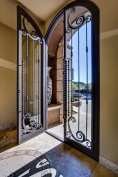 ورودی خانه با شیشه ای بلند و درب آهن فرفورژه