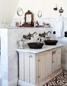 Lantligt och möblerat - badrummet går i fransk stil