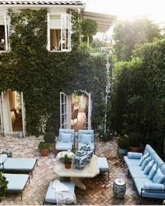 باغ حیاط زیبا از هر طرف با دیوارهای پوشیده از انگور ، لس آنجلس محصور شده است.