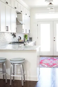 آشپزخانه سفید و خاکستری با فرش صورتی و جعبه و صندلی چرخان بشکه چهارپایه ضد پشت - انتقالی - آشپزخانه