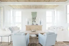 صندلی های آبی با مبل های سفید - کلبه - اتاق نشیمن