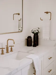 بازسازی حمام مدرن سفید و طلایی - آماندا وارن
