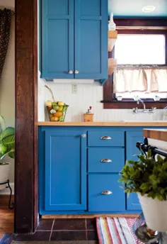 یک آشپزخانه زیبا و عسلی آبی و رنگ پریده