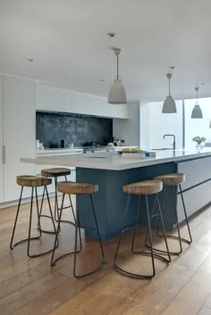 یک آشپزخانه زیرزمینی خطی آبی و سفید