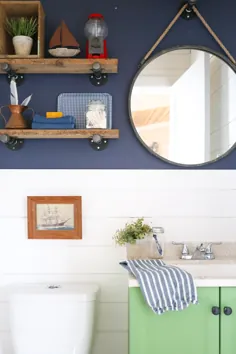 حمام رنگارنگ با قفسه های چوبی و لوله ای اصلاح شده DIY