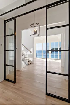 طراحی داخلی خانه مدرن.  سطوح چوبی.  درب های شیشه ای مشکی.