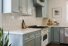 آشپزخانه جذاب با کابینت های سبز آبی با لهجه های طلای براق - Cabinets.com