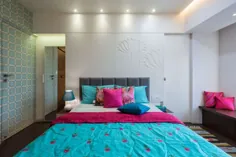 اتاق خواب اصلی با استفاده از روکش مبلمان با رنگ های جشن که توسط چراغ های سقفی LED توسط استودیو Da Namah Design تزئین شده است