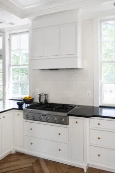 کابینت های آشپزخانه سفید با سخت افزار برنجی و میزهای مشکی - انتقالی - آشپزخانه