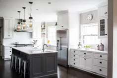 کابینت های سفید با زغال سنگ خاکستری جزیره آشپزخانه - انتقالی - آشپزخانه