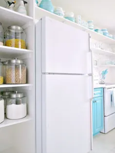 زن برای تغییر شکل دادن آشپزخانه خسته کننده خود از ظروف پیرکس فیروزه ای دهه 1950 استفاده می کند