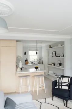 پروژه داخلی جدید: یک آشپزخانه و اتاق نشیمن مینیمال پر از نور