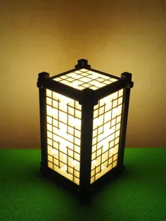 چراغ چوبی ژاپنی.  سایه لامپ با نقاشی.  کومیکو  شوجی  چراغ طبقه چراغ رومیزی