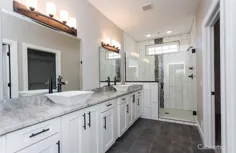 حمام های بزرگ با غرورهای سفید و سخت افزار سیاه - Cabinets.com