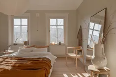 یک ظاهر طراحی ساده اتاق خواب با بازی در نور