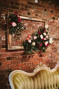 قاب های چوبی و گل های زیبا بر روی دیوار آجری