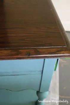 میز ترفند فروشی با رنگ گچی آنی اسلون نقاشی شده است