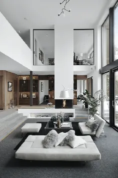 Paredes de madera oscura y techos altísimos in una gran casa a las afueras de Estocolmo |  دلیکاتیسن