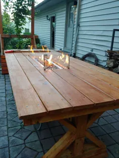 این هیچ مبلمان زیبایی نیست ، اما من به آن بسیار افتخار می کنم !!  یک میز ناهار خوری در فضای باز که یک گودال آتش در وسط آن قرار دارد.