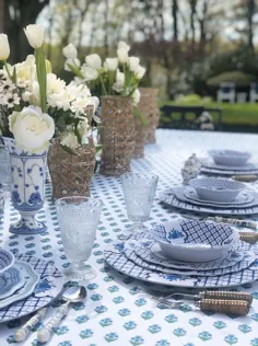 چیدمان یک میز در فضای باز آبی و سفید .... - The Enchanted Home