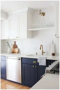 آشپزخانه ای با کابینت های سفید بالا و آبی کم رنگ