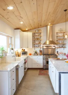 آشپزخانه کانتری فرانسوی با سقف تخته چوب طبیعی