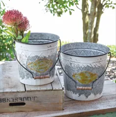 مجموعه ای از دو سطل با گل و باغ مهر خورده با برچسب طلا |  اتسی