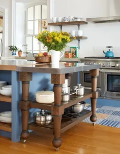 قدم در داخل یک آشپزخانه آبی به سبک میراثی قرار دهید که با ظرافت پیر شود