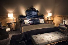 تخته سر تاج دار تزئین شده با پارچه های طلایی جذابیت کلاسیک را به این مجموعه اتاق خواب از Silik - Decoist وارد می کند