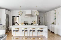 چهارپایه پیشخوان برنجی با کوسن های چرمی مشکی - معاصر - آشپزخانه - بنجامین مور فوق العاده سفید