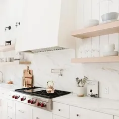 آشپزخانه سفید با قفسه های شناور بور - انتقالی - آشپزخانه