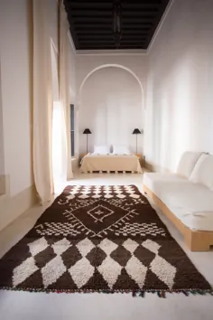 فرش پشمی شکلات قهوه ای و سفید مراکشی Boujaad / فرش دستباف منطقه قهوه ای