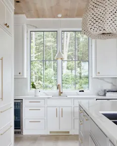 طرح هدر | |  دکور در اینستاگرام: ”این طراحی زیبا و سفید آشپزخانه بسیار شیک و زیبا است!  ؟  از طریقmuskokalivinginter Interior آویز طلای سفید Agnes توسط AERIN برای ”