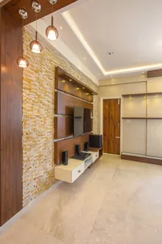 فضای داخلی آپارتمان 3 bhk در نمای روستایی با مفهوم ساخته شده در حال حاضر Fabdiz اتاق نشیمن میز تلویزیون و کابینت جلوه چوب تخته سه لا  احترام گذاشتن